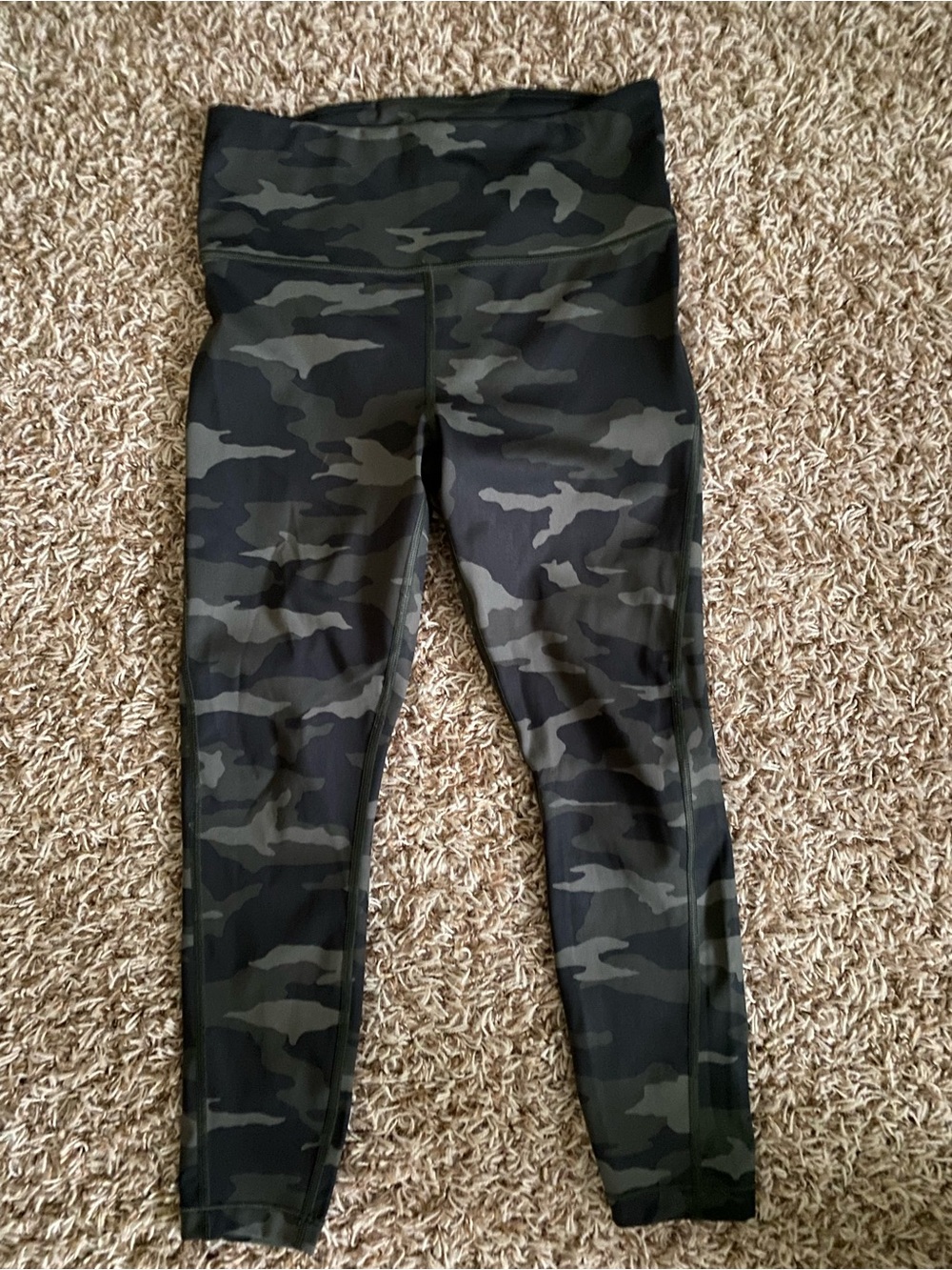 Athleta Women’s Olive & Black Camo High-Rise Leggings 7/8
XS P